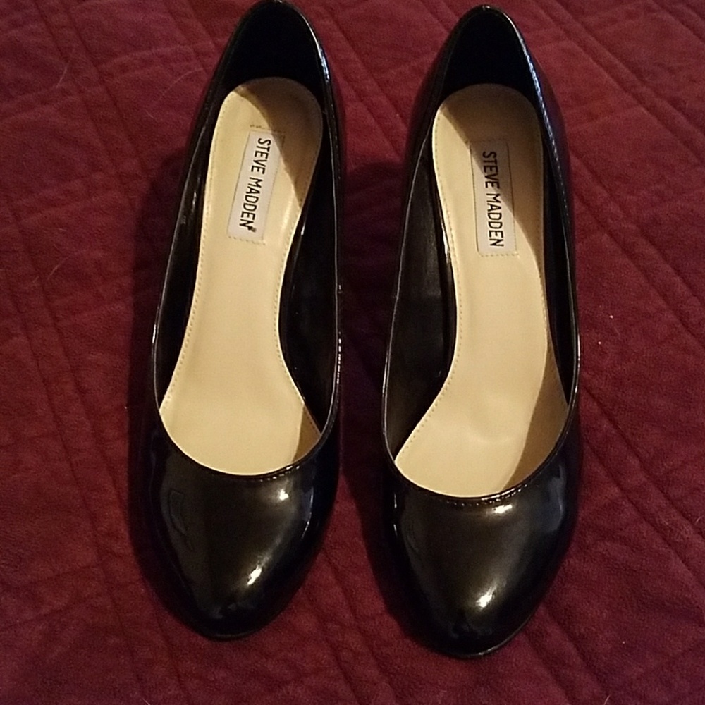 Black pumps